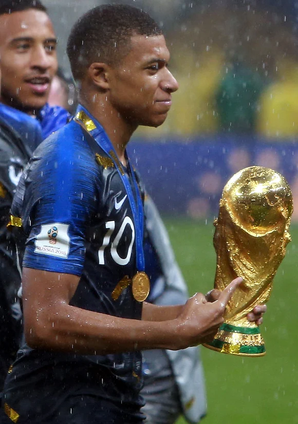 คีเลียน เอ็มบัปเป้ชูถ้วย · 15 กรกฎาคม 2018 ไม่ใช่ภาพปี 2026